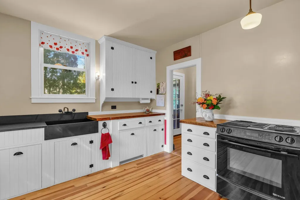 218 Broadway (Shaw Avenue) Street Rockland ME 04841