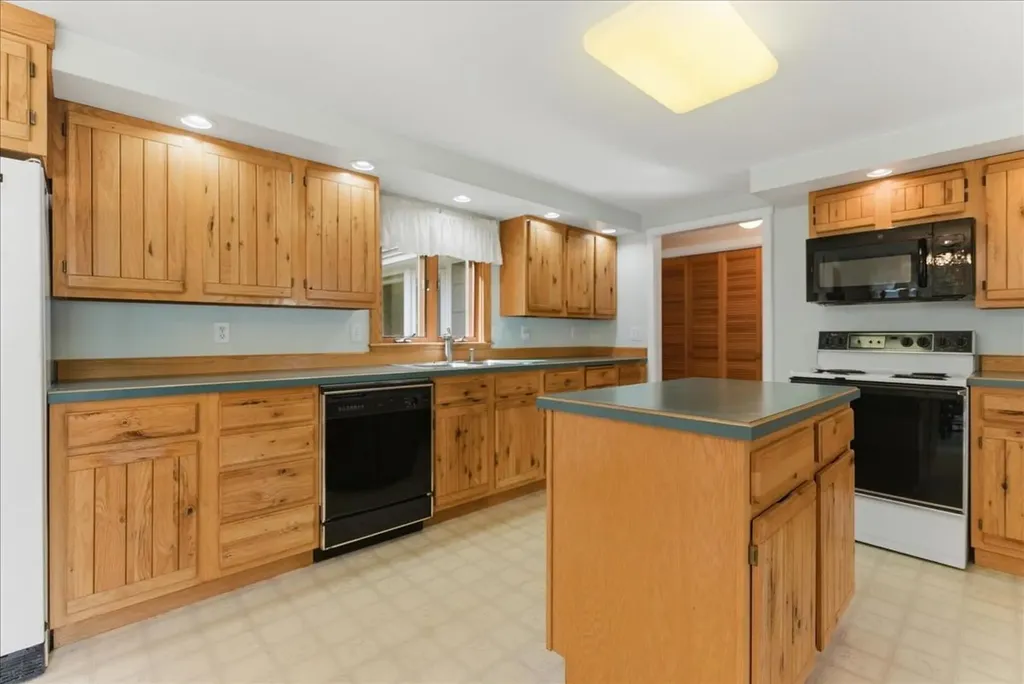 16 Woodland Avenue Lisbon ME 04252