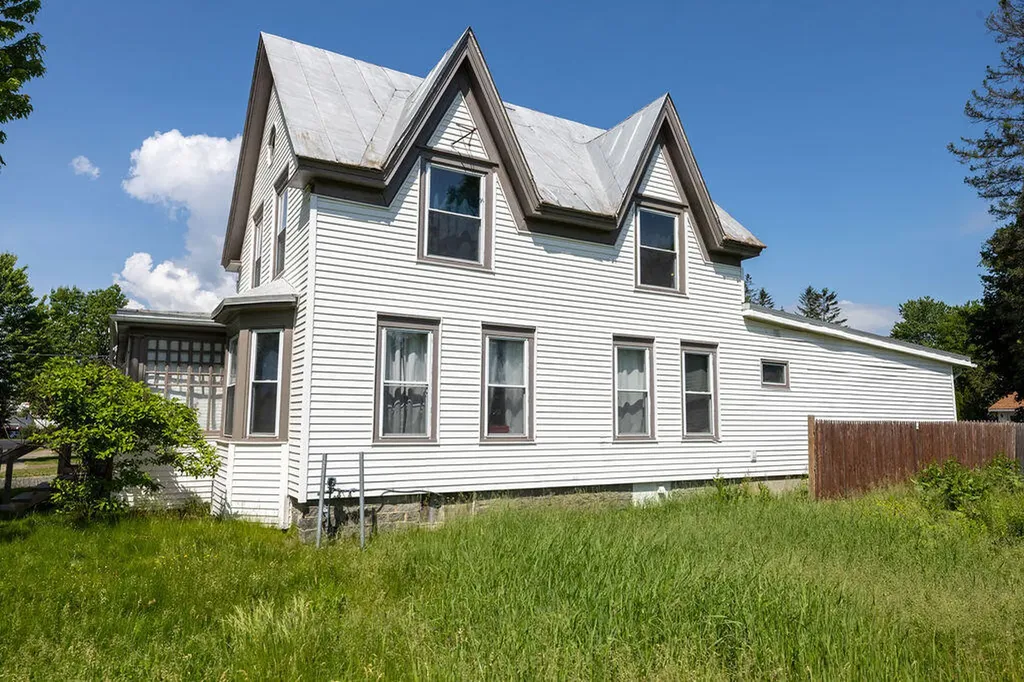 16 Park Street Madison ME 04950