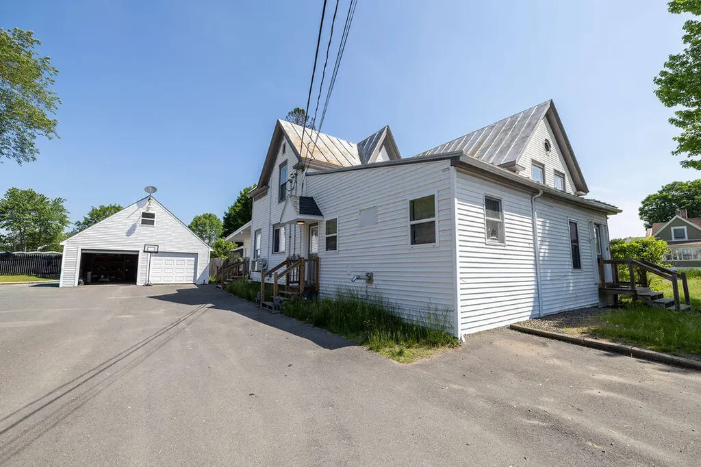 16 Park Street Madison ME 04950