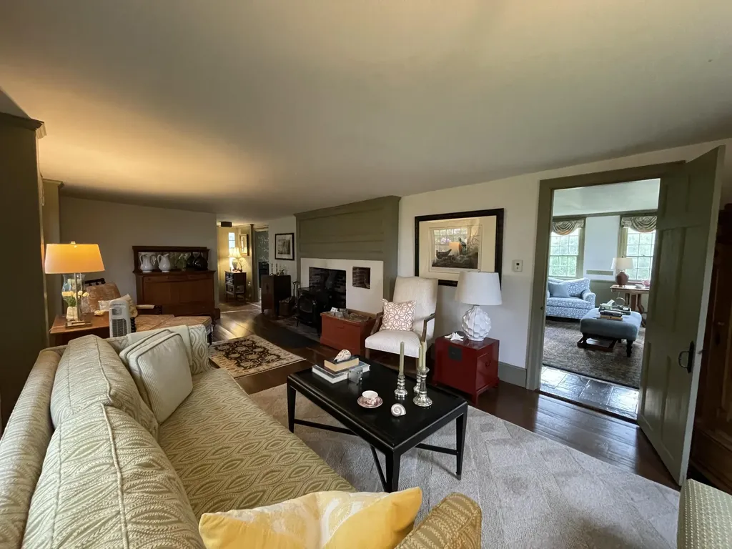16 Us-1 Falmouth ME 04105
