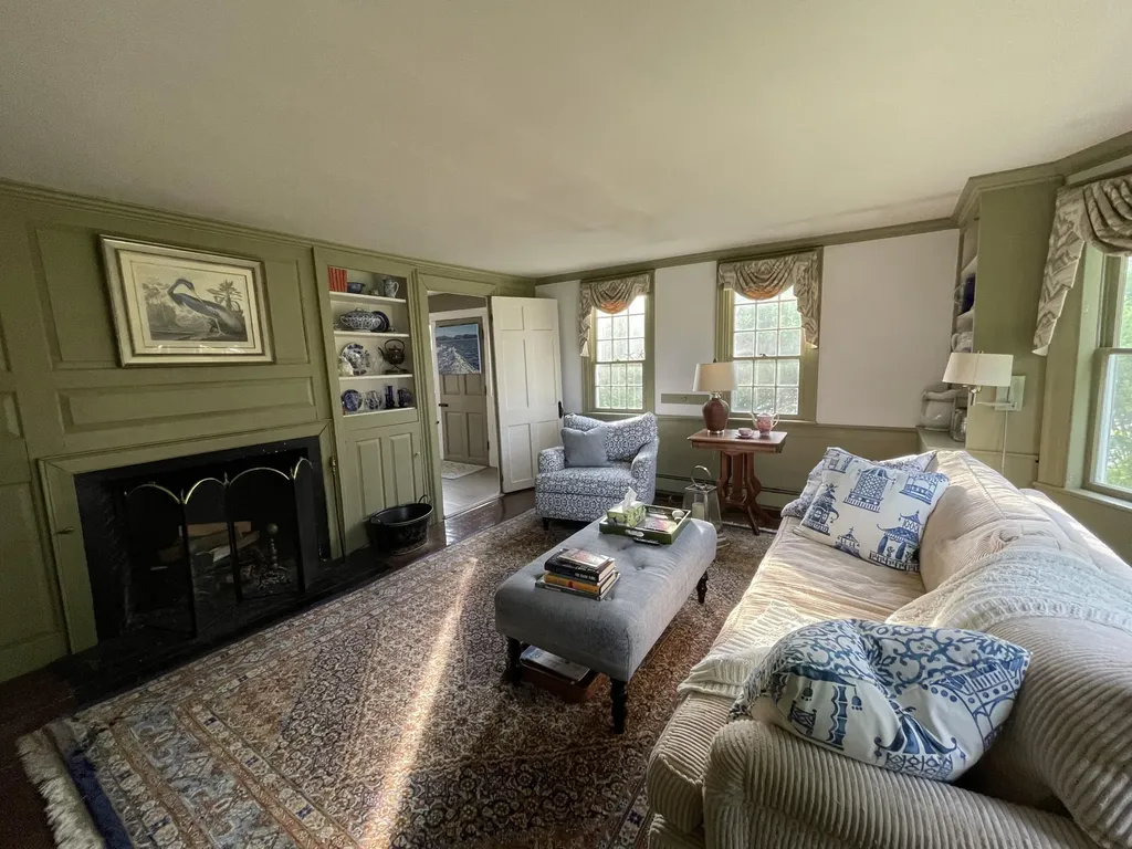 16 Us-1 Falmouth ME 04105