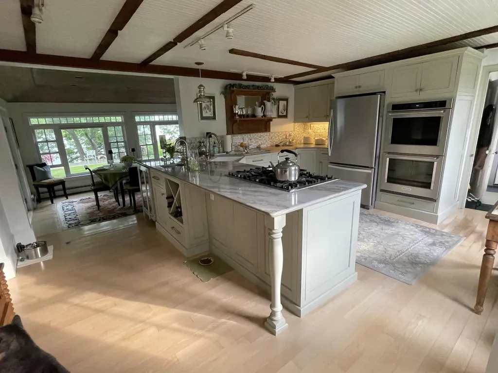 16 Us-1 Falmouth ME 04105