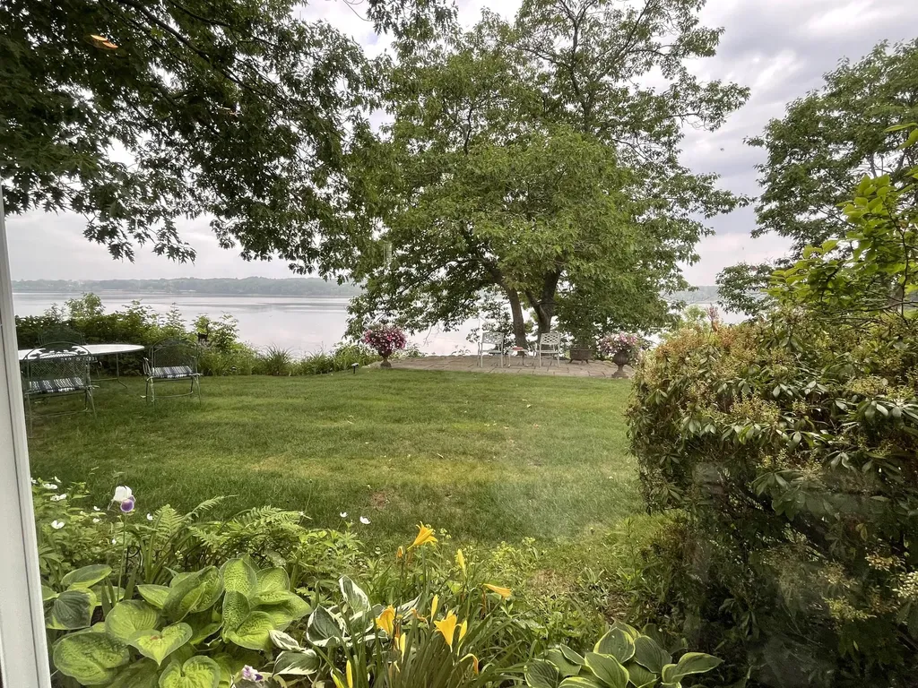 16 Us-1 Falmouth ME 04105