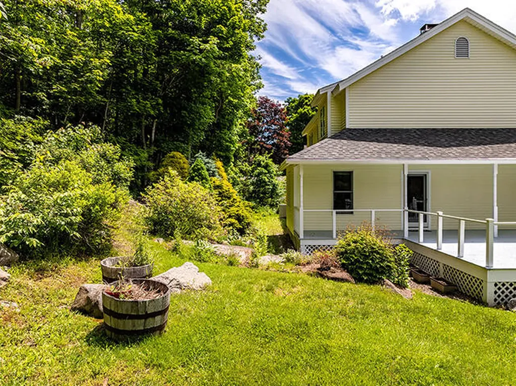 8 N Lewis Avenue Camden ME 04843