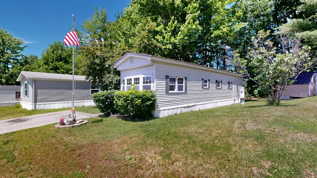 8 Ledgemere Lane Lewiston ME 04240