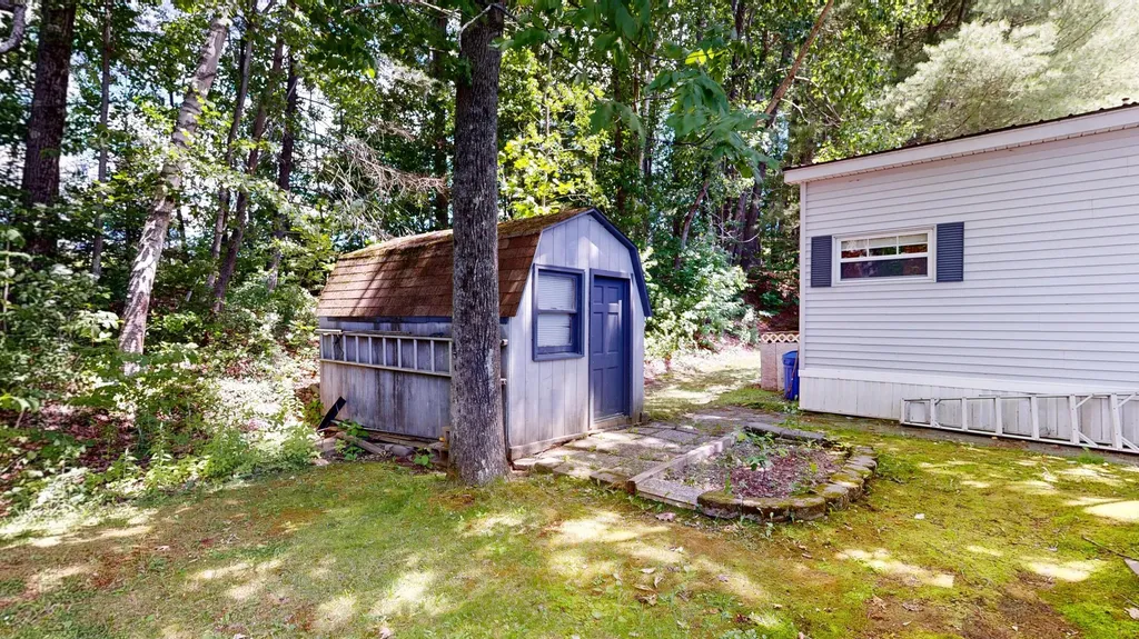 8 Ledgemere Lane Lewiston ME 04240