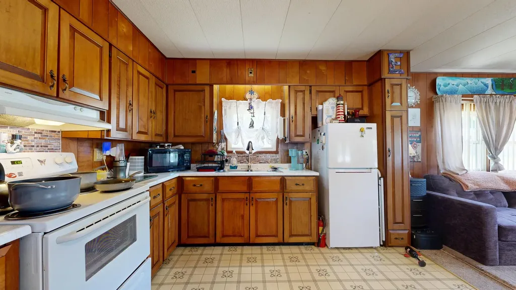8 Ledgemere Lane Lewiston ME 04240