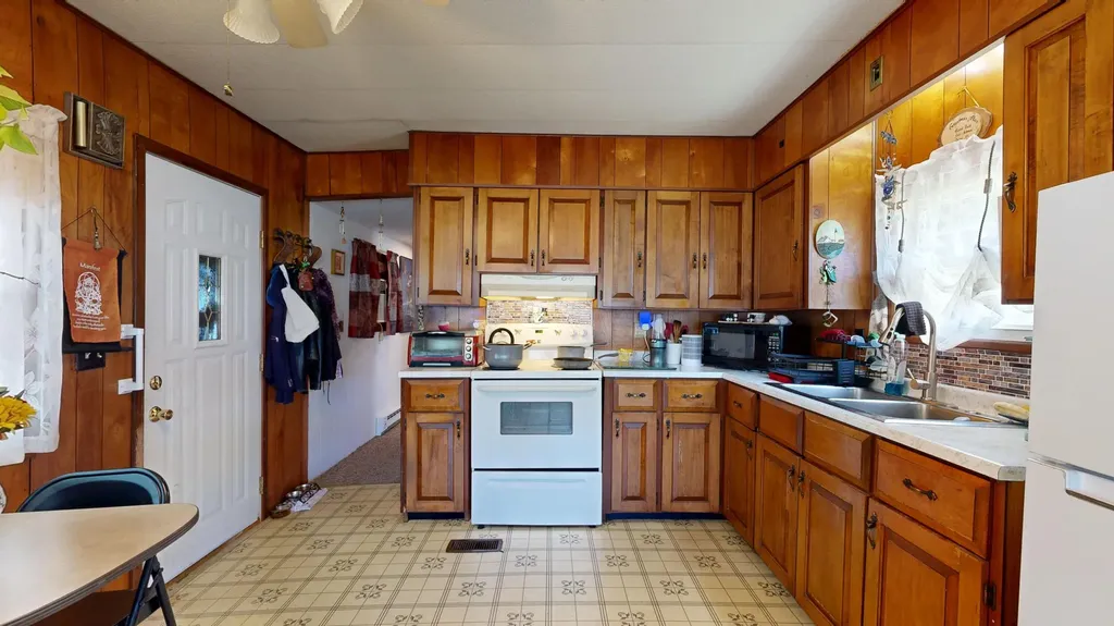 8 Ledgemere Lane Lewiston ME 04240