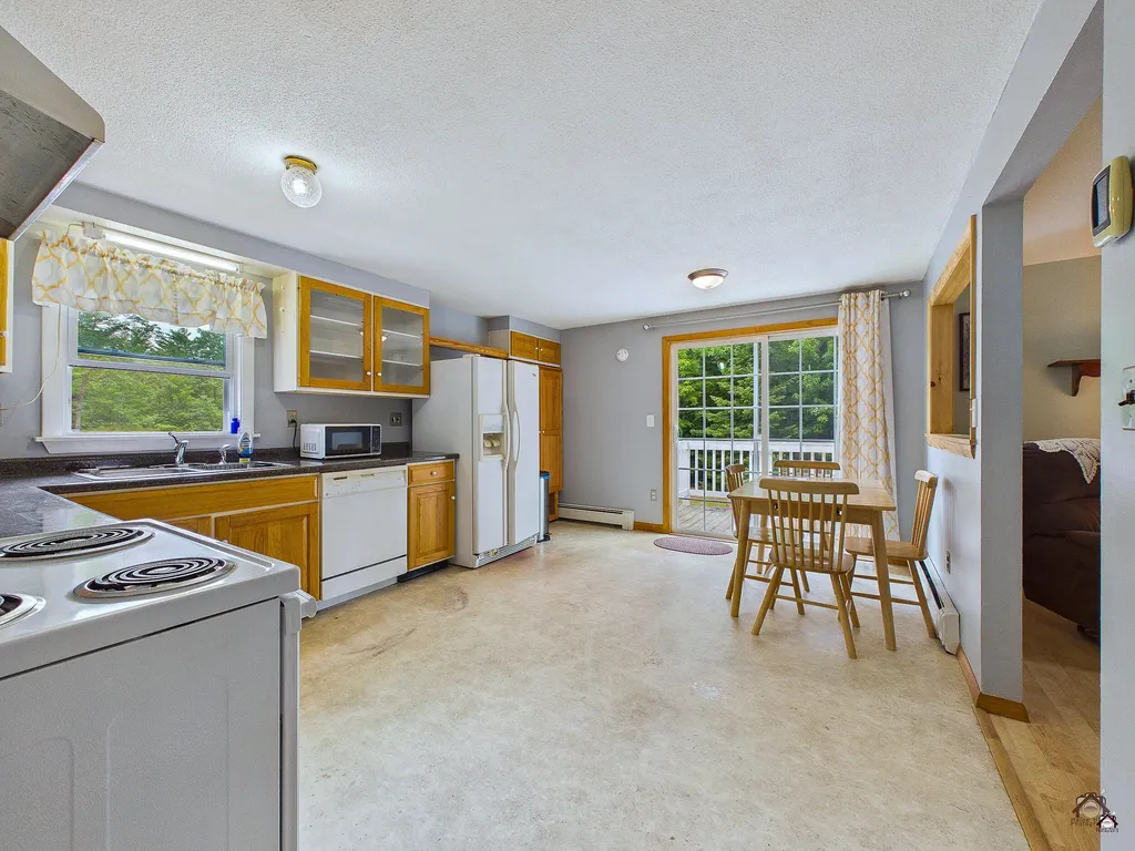 18 Skeetfield Road Oxford ME 04270