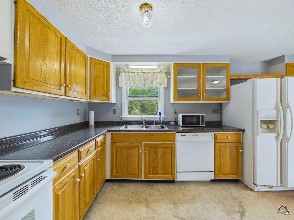 18 Skeetfield Road Oxford ME 04270