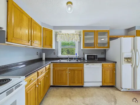18 Skeetfield Road Oxford ME 04270
