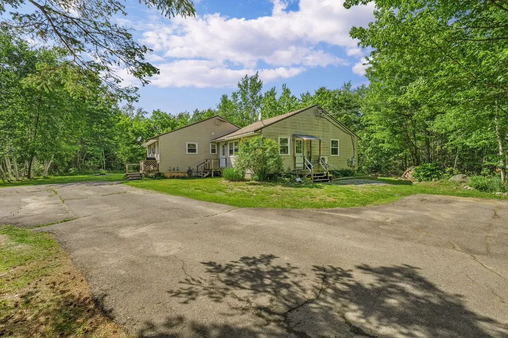48 Palmer Road Newport ME 04953