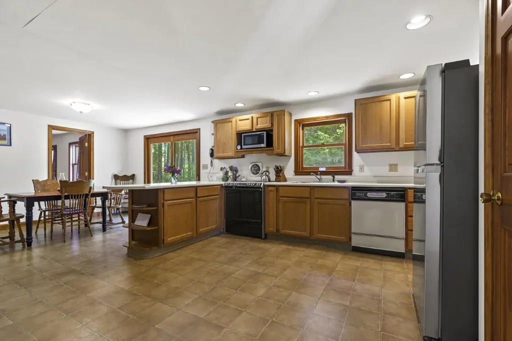 14 Paradise Lane Southport ME 04576