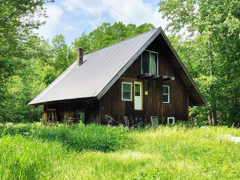 10 Amber Lane Hudson ME 04449