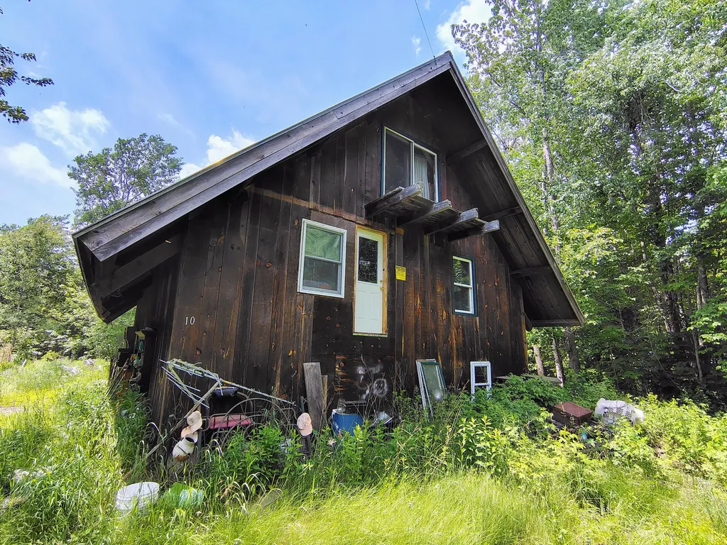 10 Amber Lane Hudson ME 04449