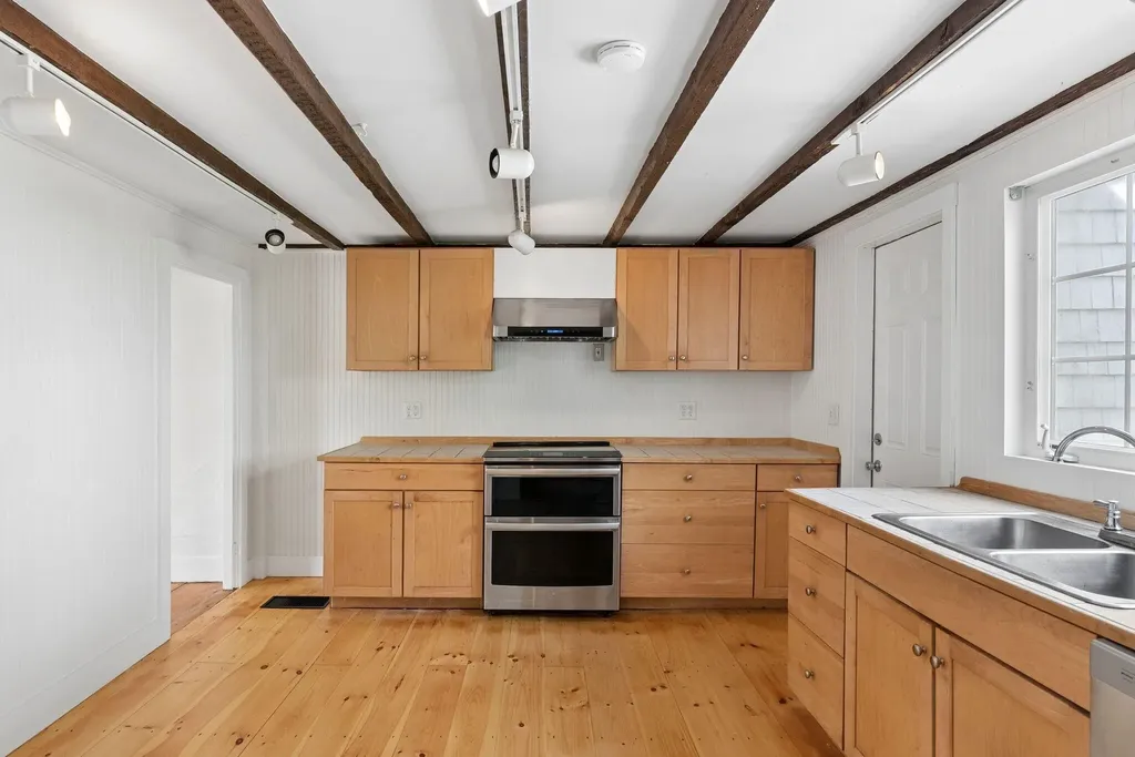 27 Pleasant Street Wiscasset ME 04578