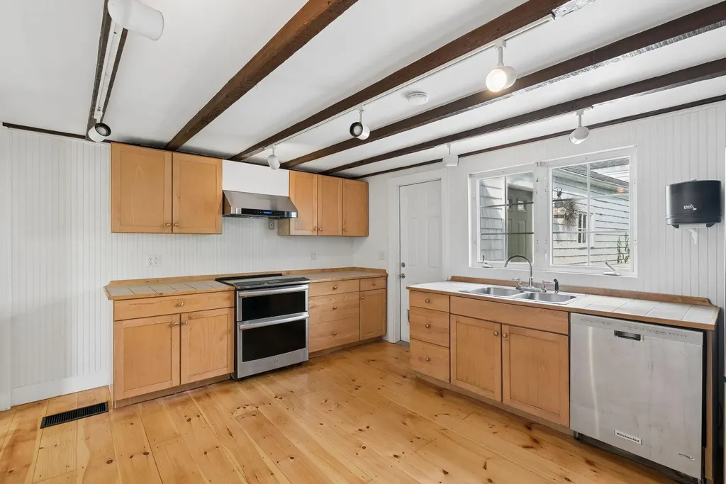 27 Pleasant Street Wiscasset ME 04578