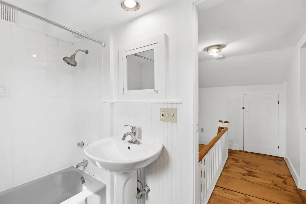 27 Pleasant Street Wiscasset ME 04578