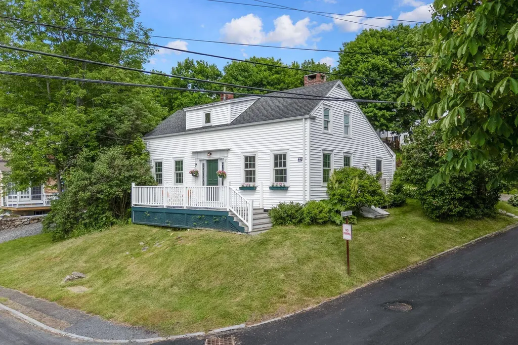 27 Pleasant Street Wiscasset ME 04578