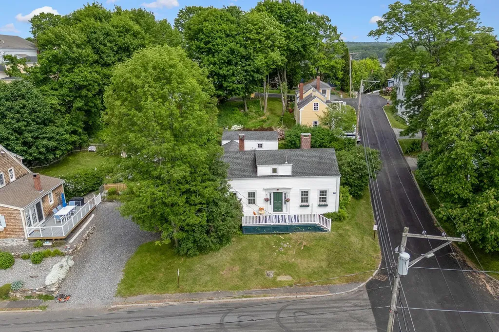 27 Pleasant Street Wiscasset ME 04578