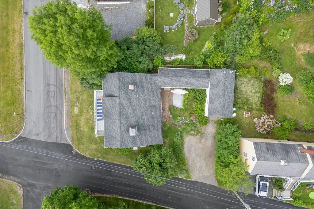 27 Pleasant Street Wiscasset ME 04578