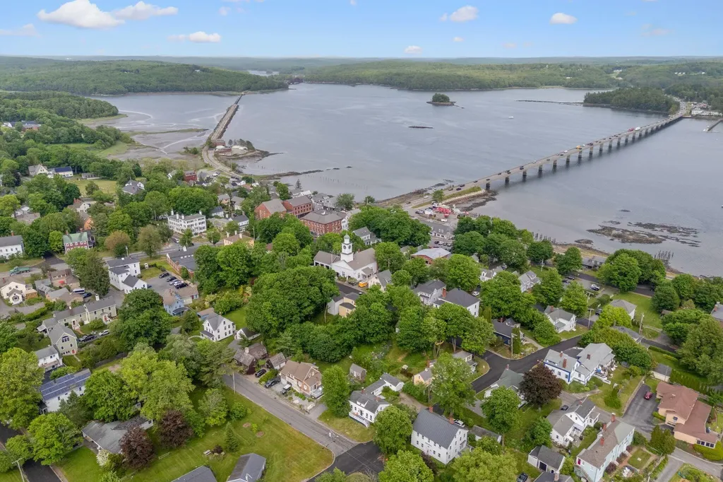 27 Pleasant Street Wiscasset ME 04578