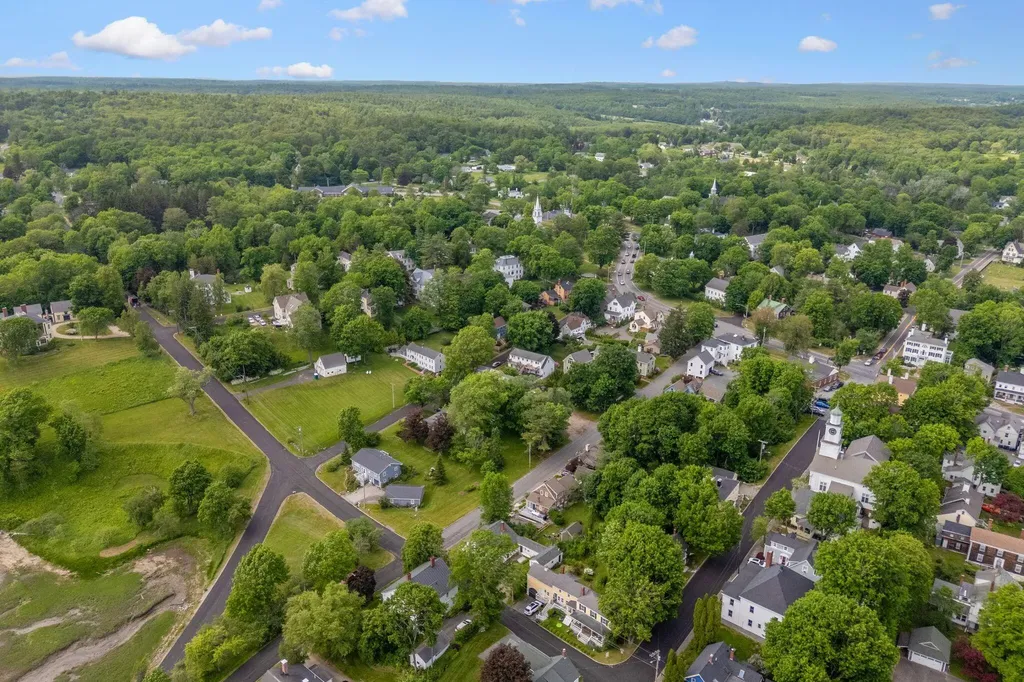 27 Pleasant Street Wiscasset ME 04578