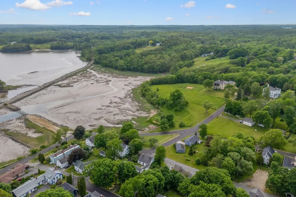 27 Pleasant Street Wiscasset ME 04578