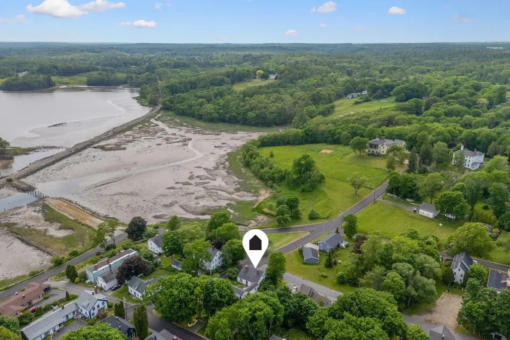 27 Pleasant Street Wiscasset ME 04578