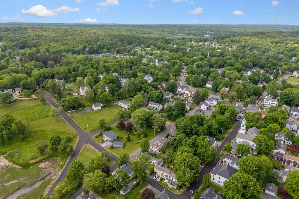 27 Pleasant Street Wiscasset ME 04578