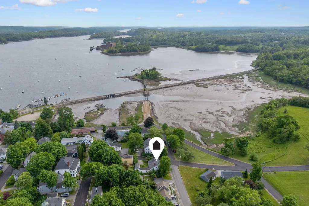 27 Pleasant Street Wiscasset ME 04578