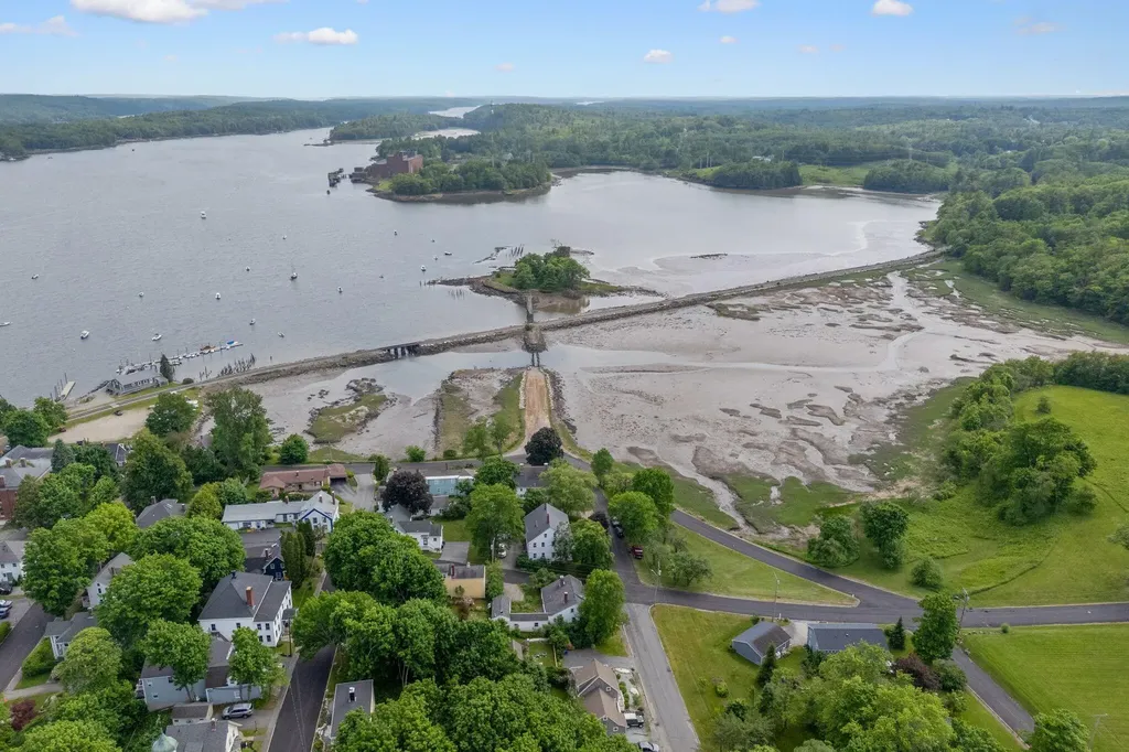 27 Pleasant Street Wiscasset ME 04578