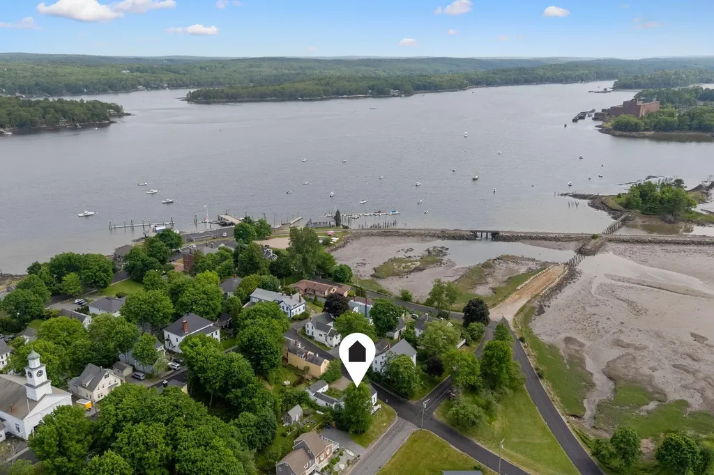 27 Pleasant Street Wiscasset ME 04578