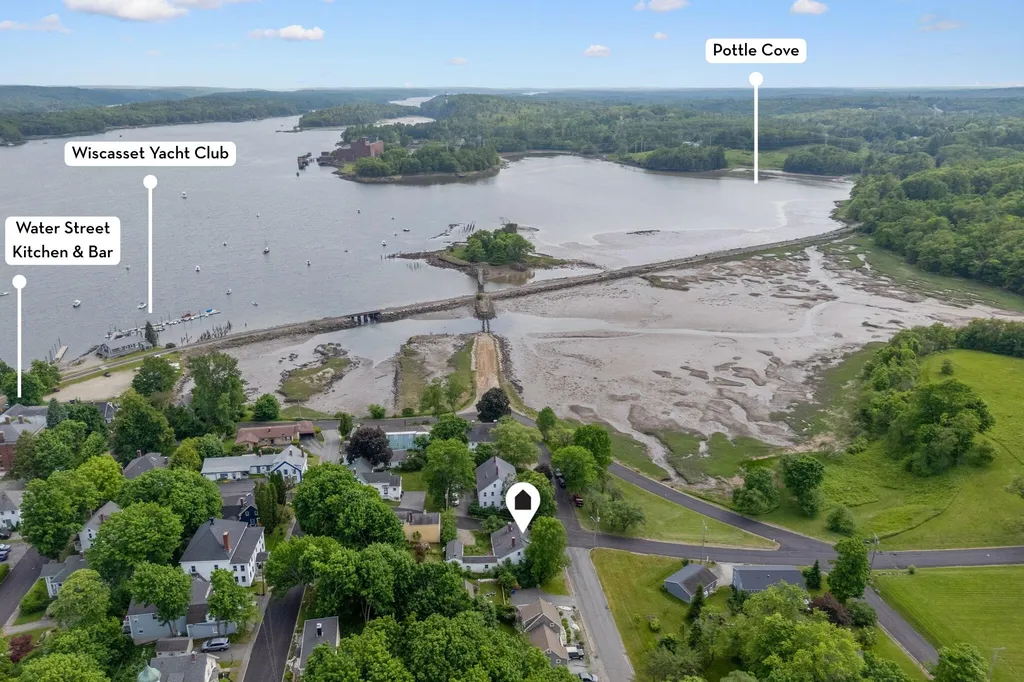 27 Pleasant Street Wiscasset ME 04578