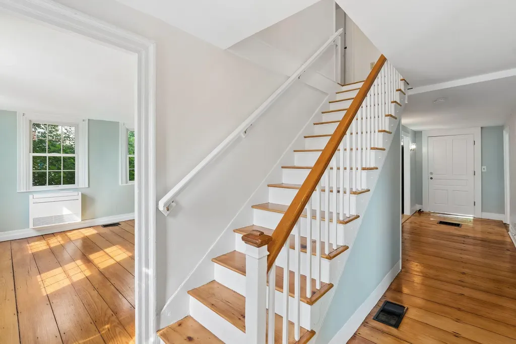 27 Pleasant Street Wiscasset ME 04578