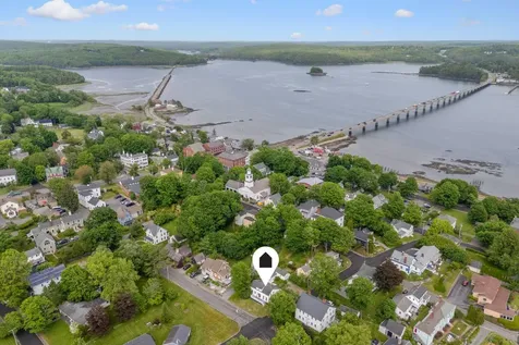 27 Pleasant Street Wiscasset ME 04578