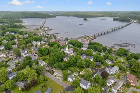 27 Pleasant Street Wiscasset ME 04578