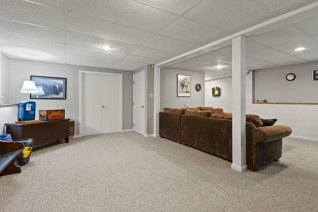 9 Juniper Lane Falmouth ME 04105