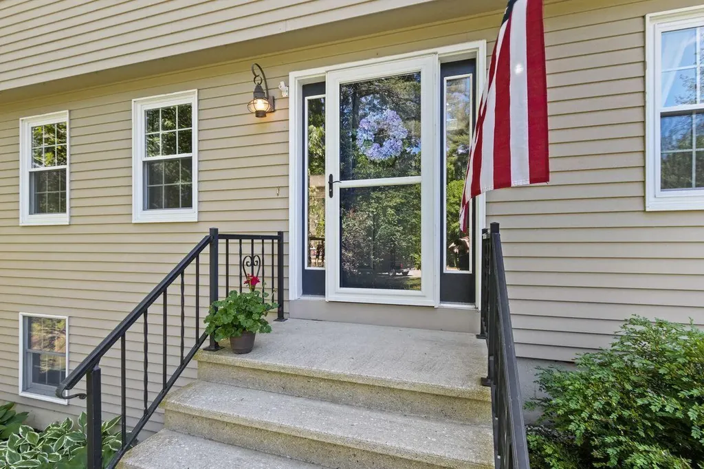 9 Juniper Lane Falmouth ME 04105