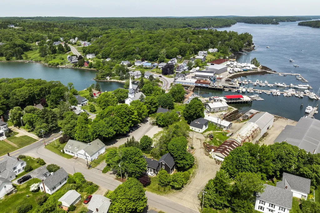 10 School Street Boothbay ME 04544