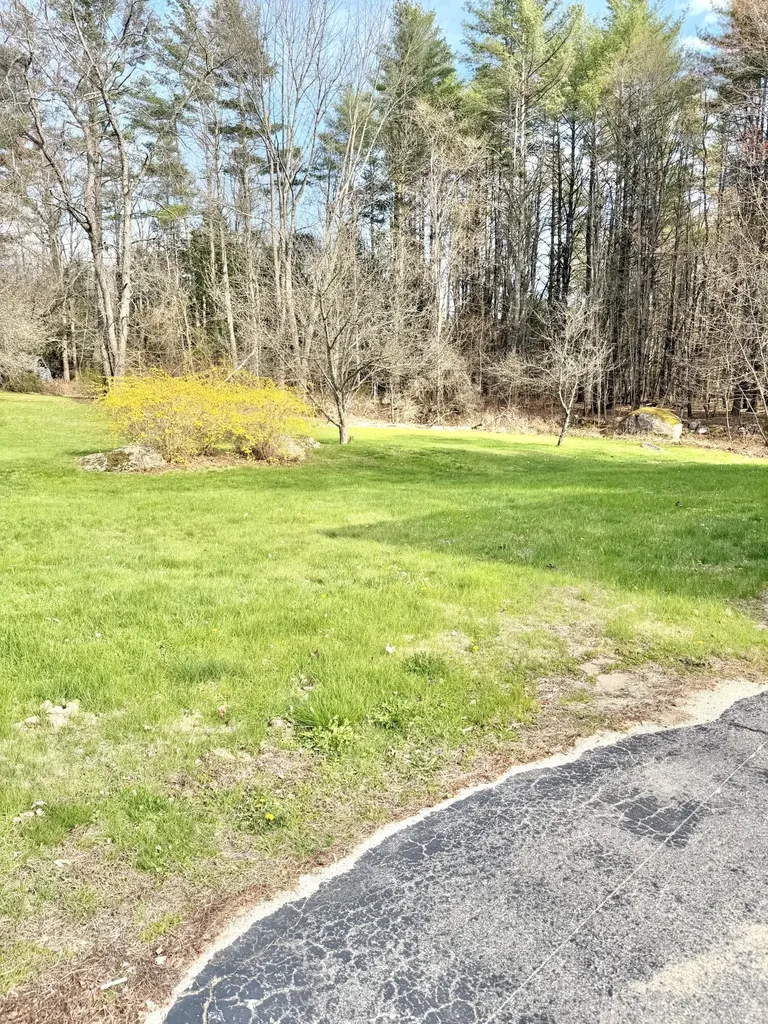 5 Boulder Avenue Paris ME 04281