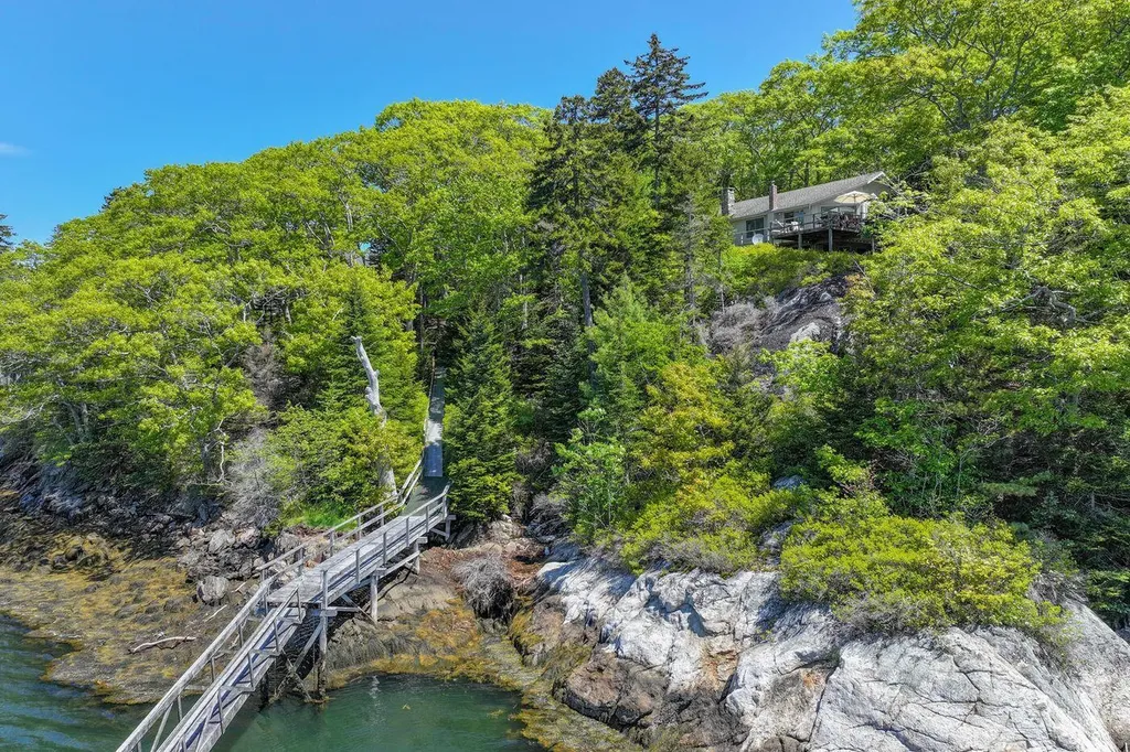 7 Loon Lane South Bristol ME 04568