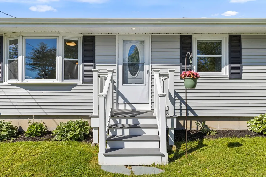 4 Queens Drive Scarborough ME 04074