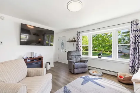 4 Queens Drive Scarborough ME 04074