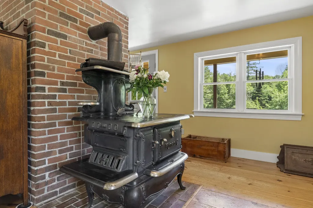 4 Taylor Loop Limington ME 04049