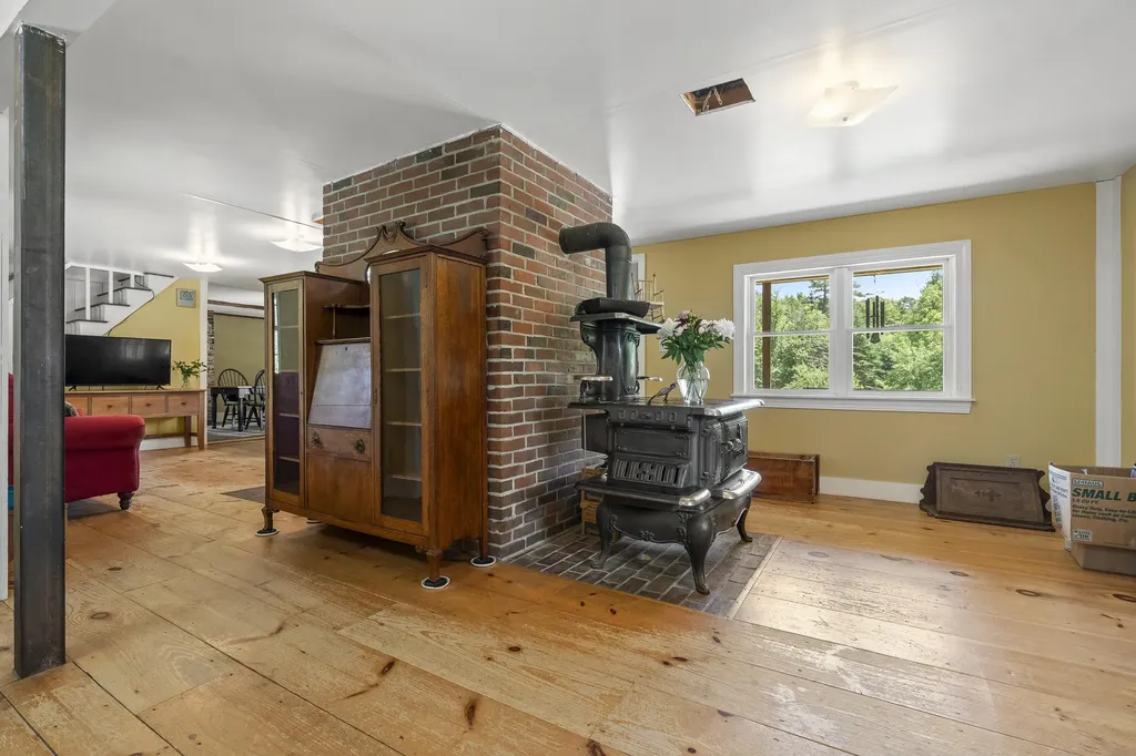 4 Taylor Loop Limington ME 04049