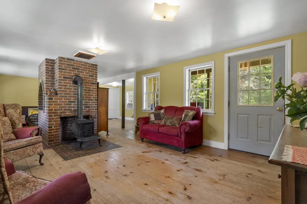 4 Taylor Loop Limington ME 04049