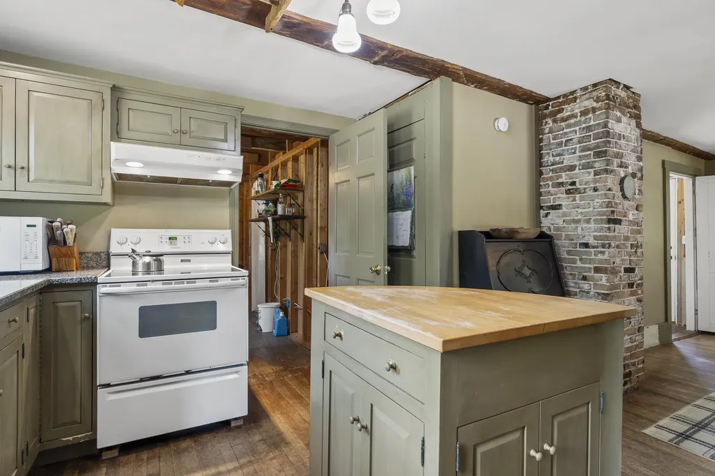 4 Taylor Loop Limington ME 04049
