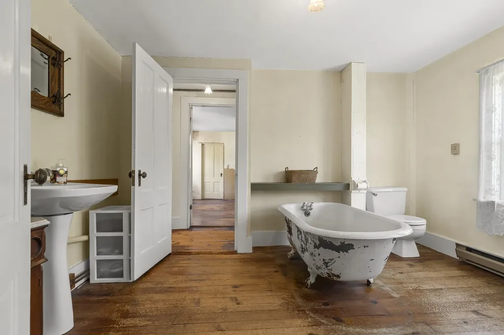 4 Taylor Loop Limington ME 04049